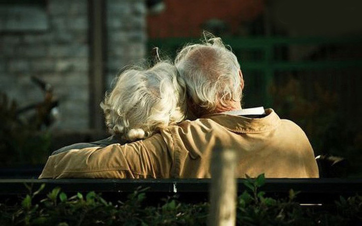 Tôi ngại chuyện tế nhị nên không bao giờ đề nghị em phải chia sẻ việc chăm sóc hay chữa bệnh cho bố mẹ. (Ảnh minh họa)