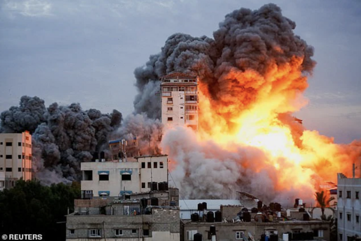 Khói bốc lên sau khi lực lượng Israel tấn công tòa nhà cao tầng ở Gaza. (Ảnh: Reuters)