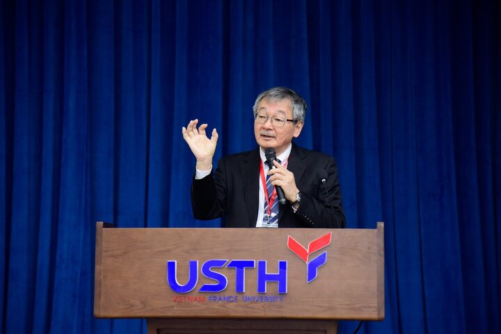 GS. Kazunari Domen phát biểu tại Hội nghị Hóa học quốc tế ICCS 2022 diễn ra từ ngày 8-11/12/2022 tại trường Đại học Khoa học và Công nghệ Hà Nội. (Ảnh: TL)