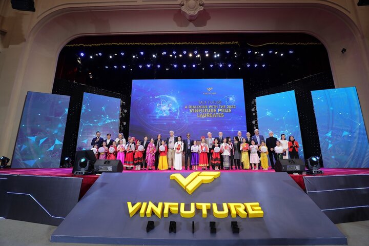 Giải thưởng Chính VinFuture 2022 trị giá 3 triệu đô la Mỹ được trao cho 5 nhà khoa học với các tầng phát minh đột phá trong việc kết nối công nghệ mạng toàn cầu. (Ảnh VFP)
