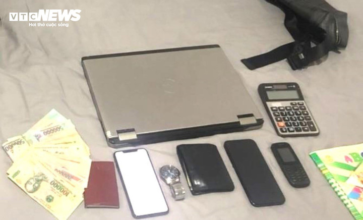 Cơ quan công an thu giữ điện thoại của nhóm hoạt động cho vay nặng lãi ở Đà Nẵng. (Ảnh: Châu Thư)