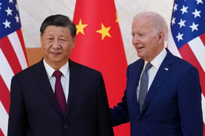 Tổng thống Mỹ Joe Biden (phải) gặp Chủ tịch Trung Quốc Tập Cận Bình bên lề hội nghị thượng đỉnh G20 ở Bali, Indonesia, tháng 11/2022. (Ảnh: Reuters)