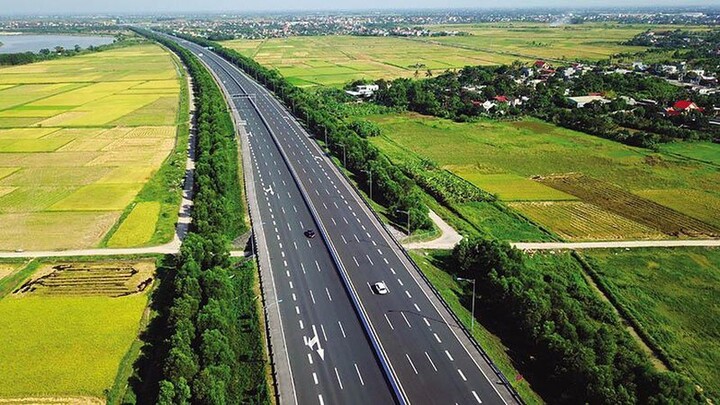 Thủ tướng cho biết phấn đấu đến cuối nhiệm kỳ hoàn thành mục tiêu ít nhất có 3.000 km đường bộ cao tốc theo Nghị quyết Đại hội lần thứ XIII của Đảng. (Ảnh minh họa: VGP)