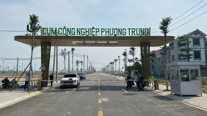 Cổng cụm công nghiệp Phương Trung.