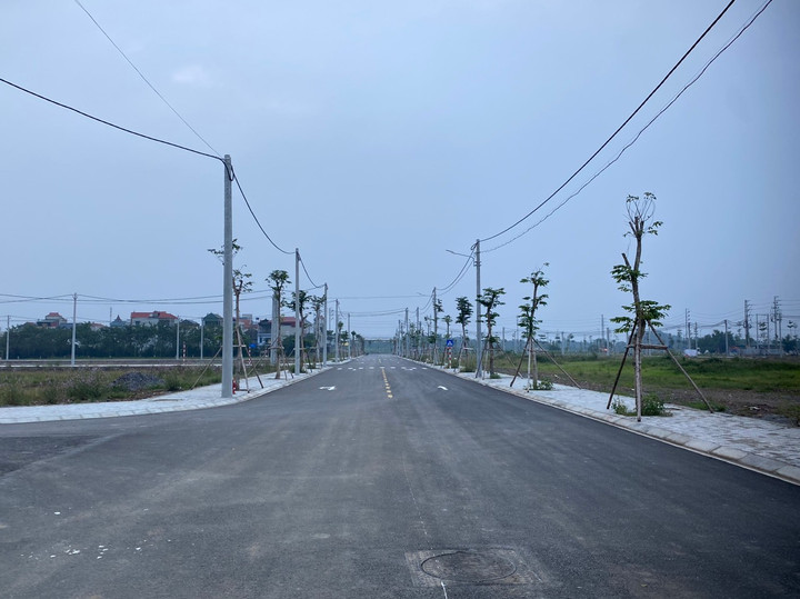 Đường giao thông và cột điện hạ thế.