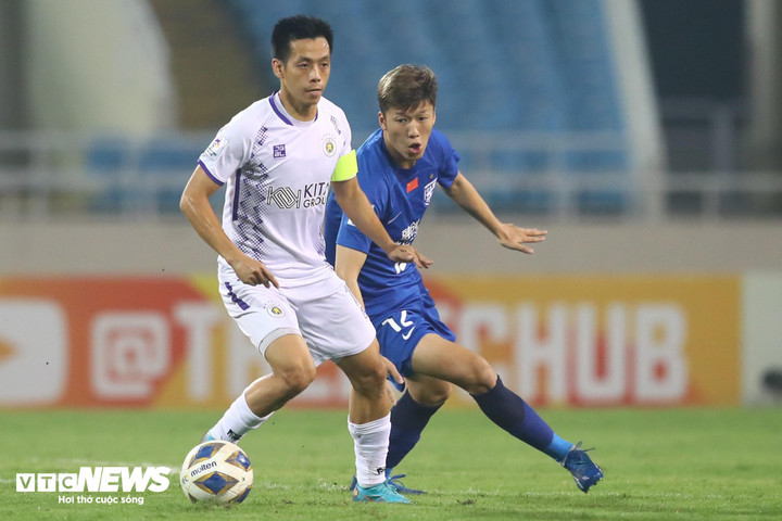 Văn Quyết thi đấu nổi bật. (Ảnh: Đức Minh)