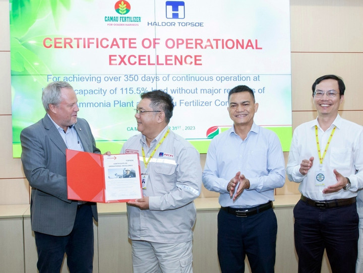 Nhà máy Đạm Cà Mau chính thức được trao Chứng nhận Kỷ lục vận hành an toàn, ổn định hơn 350 ngày ở công suất cao từ Haldor Topsoe.