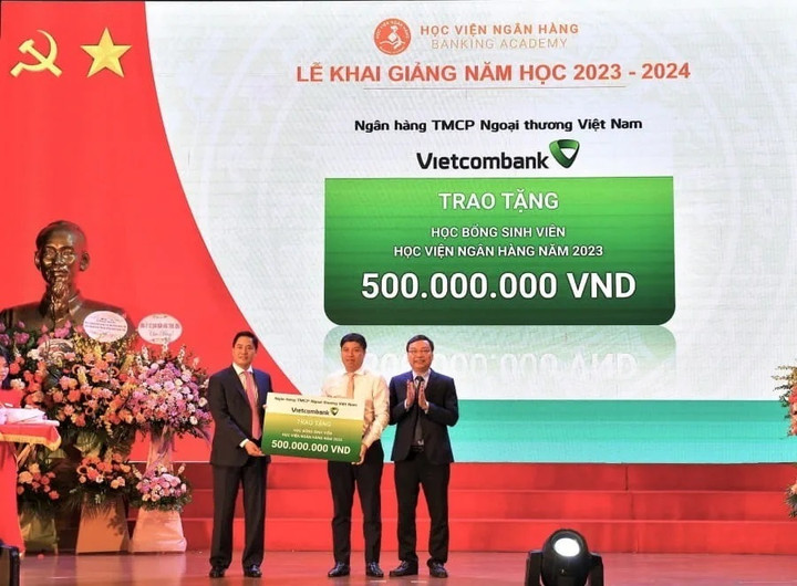 Nhân dịp khai giảng, ông Hồng Quang - Thành viên HĐQT kiêm Giám đốc Khối Nhân sự, Chủ tịch Công đoàn Vietcombank trao tặng số tiền 500 triệu đồng học bổng cho sinh viên Học viện Ngân hàng.