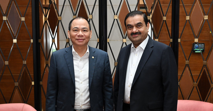 Chủ tịch Vingroup Phạm Nhật Vượng và tỷ phú giàu thứ hai Ấn Độ Gautam Adani gặp gỡ và thảo luận về các cơ hội đầu tư.