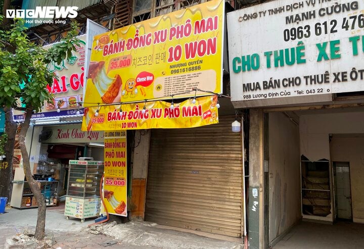 Một cửa hàng bánh đồng xu phô mai trên phố Lương Định Của (Đống Đa, Hà Nội) đến 10h vẫn chưa mở cửa.