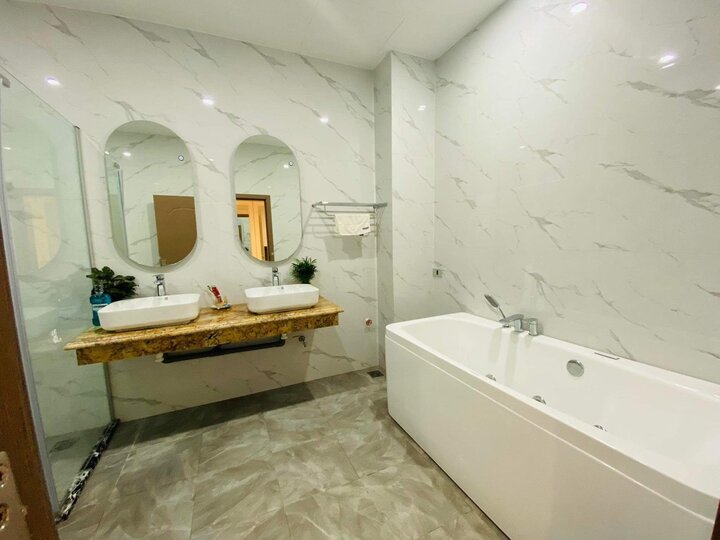 Trong việc thiết kế nội thất phòng tắm, sự kết hợp giữa thiết kế tối giản và công năng cùng thẩm mỹ sẽ tạo ra một không gian thư giãn tuyệt đẹp.