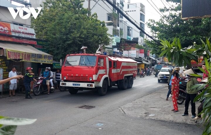 Xe cứu hỏa và lực lượng chức năng nhanh chóng có mặt tại hiện trường.