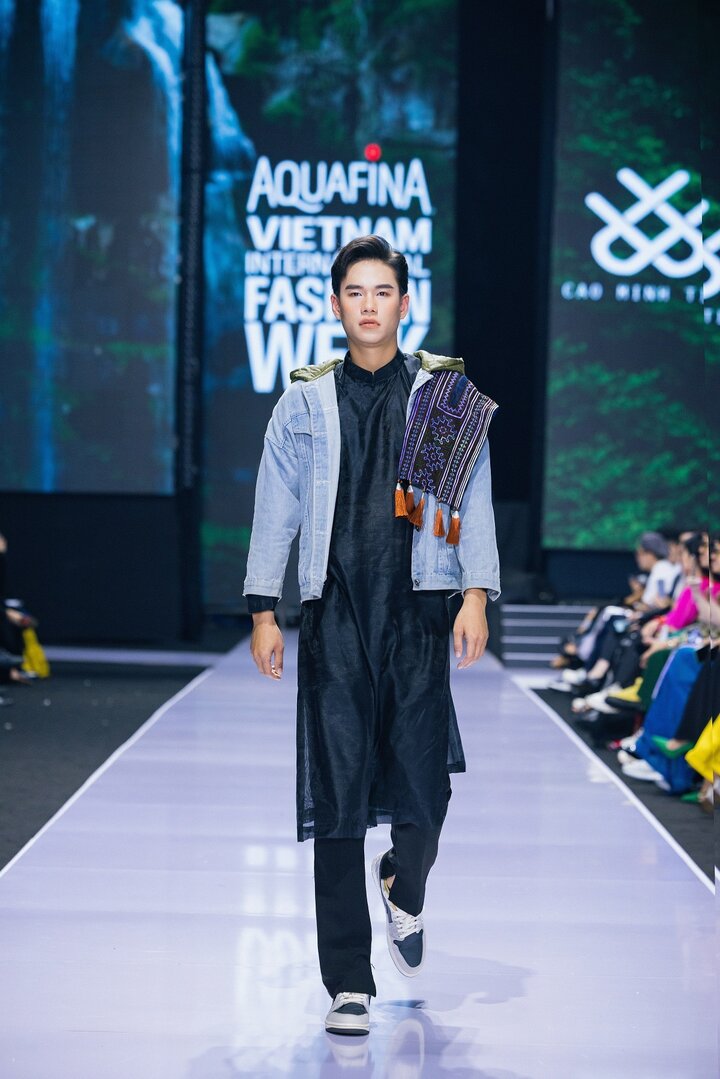 Tại Vietnam International Fashion Week 2023, NTK Cao Minh Tiến ra mắt bộ sưu tập (BST) “Ẳn Xư Mờây Ỏ” - “Một chiếc áo mới”.
