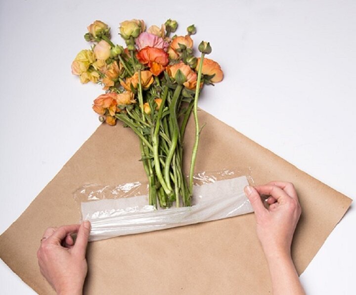 Giữ hoa tươi tắn lâu - một quyền lợi ko ngờ của màng quấn đồ ăn thức uống. (Ảnh: Pinterest)