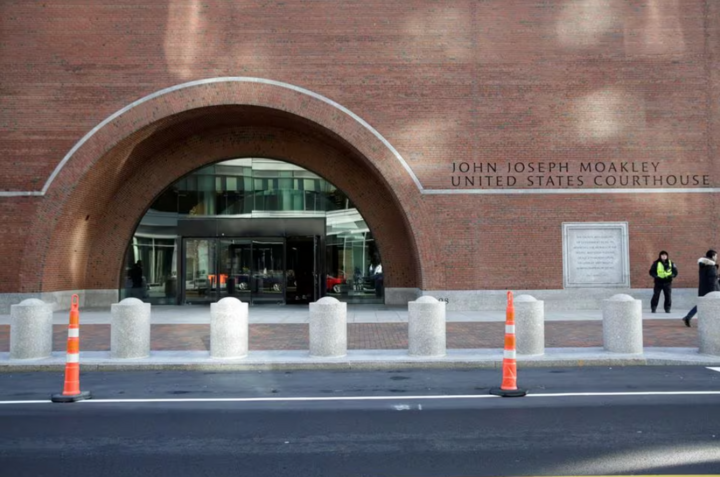 Bên ngoài tòa án John Joseph Moakley Mỹ ở thành phố Boston, bang Massachusetts. (Ảnh: Reuters)