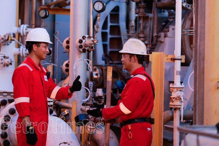 Người lao động Cửu Long JOC trên giàn Sư Tử Vàng CPP. (Ảnh: Petrotimes)
