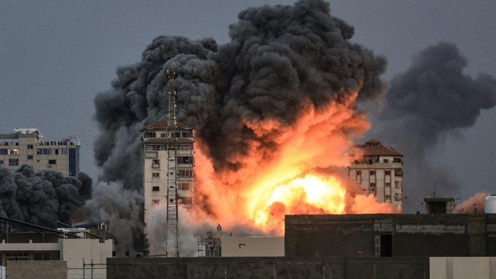 Khói bốc lên tại Gaza sau đòn đáp trả của Israel ngày 7/10. (Ảnh: Getty)