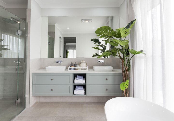 Trong trường hợp không gian phòng tắm nhỏ, việc kết hợp các vật dụng với gam màu tươi sàn sẽ tạo cảm giác không gian rộng hơn, giúp phòng tắm không còn trông nhỏ bé.