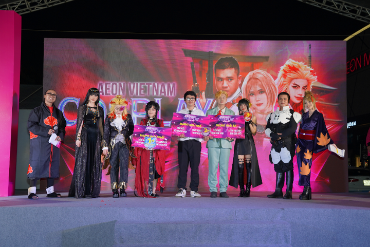 Các sỹ tử AEON Cosplay Festival 2023 nhận phần thưởng kể từ ban tổ chức triển khai.