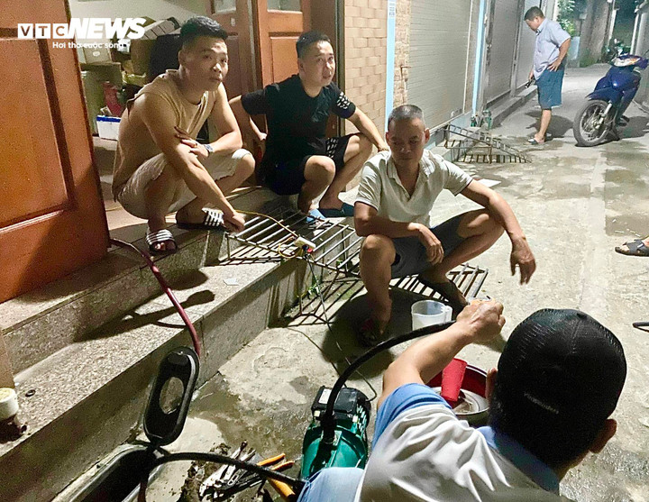 Nhiều hộ dân ở ngõ 98/20 đường Tân Triều thức xuyên đêm để bơm nước nhưng nước về rất chậm và chảy yếu. (Ảnh: Khổng Chí)