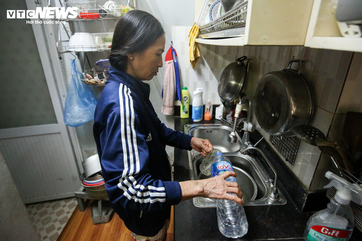 Mất nước cả tháng trời, hàng chục hộ dân Thủ đô như 'sống giữa sa mạc' - 2