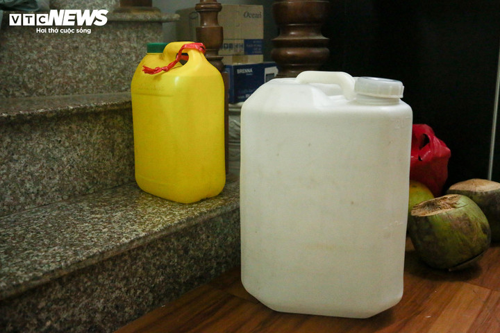 Mất nước cả tháng trời, hàng chục hộ dân Thủ đô như 'sống giữa sa mạc' - 3