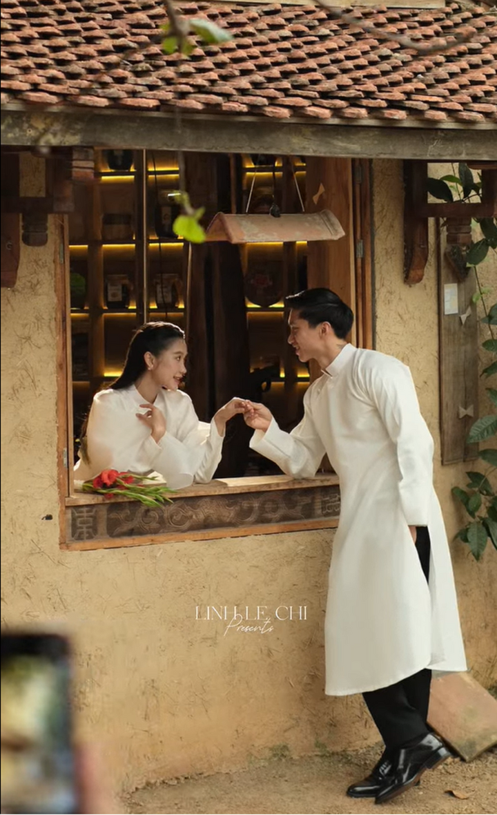 Trước thềm hôn lễ, nhiếp ảnh gia Lê Chí Linh đã chia sẻ đoạn clip ghi lại hậu trường chụp ảnh cưới của cặp đôi thay lời chúc phúc cho Đoàn Văn Hậu và Doãn Hải My.