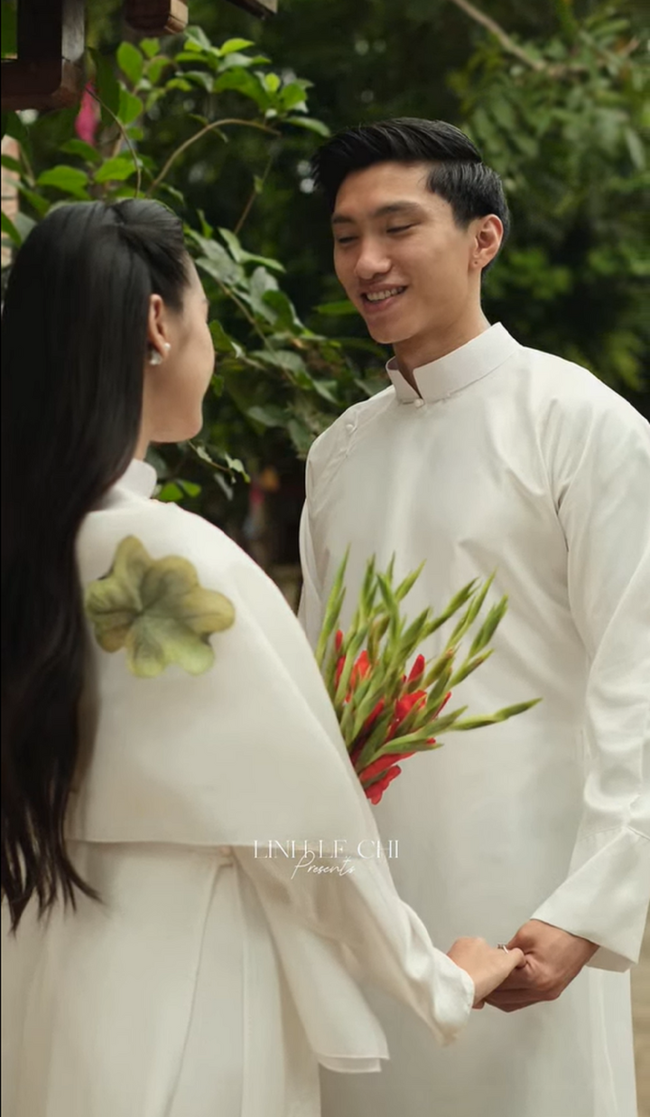 Theo chia sẻ của nhiếp ảnh gia Lê Chí Linh, Doãn Hải My và Đoàn Văn Hậu đã được tư vấn thực hiện bộ ảnh cưới theo phong cách truyền thống để tôn lên vẻ đẹp nhẹ nhàng, nhã nhặn của cô dâu.