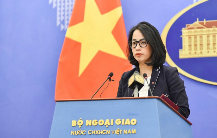 Bà Phạm Thu Hằng trong buổi họp báo thường kỳ của Bộ Ngoại giao Việt Nam.