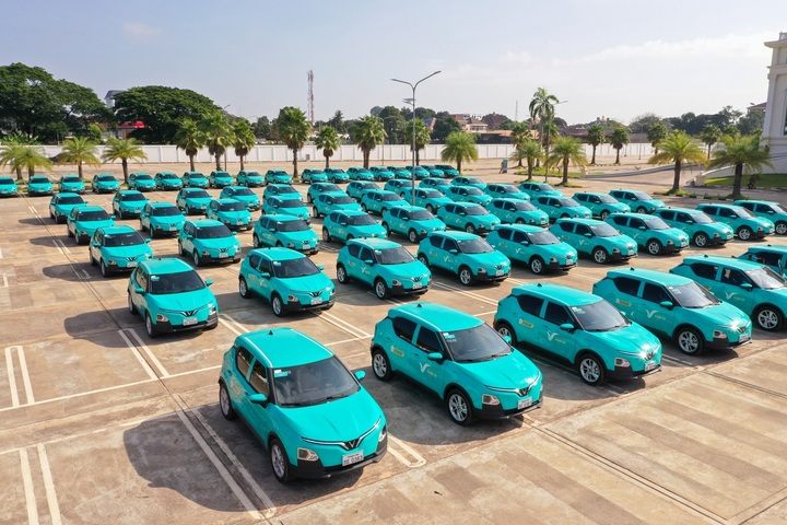 Dàn xe taxi điện Xanh SM tại sự kiện.