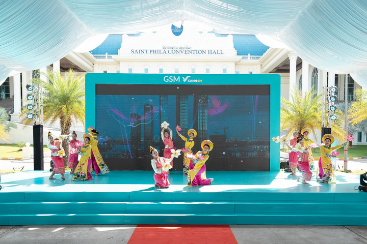 Tiết mục văn nghệ mang dấu ấn văn hóa 2 nước Lào - Việt Nam.