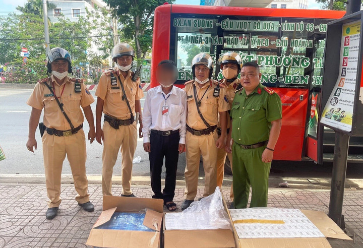 Tài xế (áo trắng) cùng tang vật, phương tiện bị phát hiện, bắt giữ. (Ảnh Công an cung cấp)