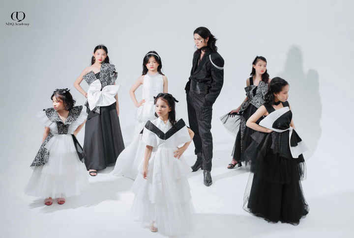 "Fashion Show Light Up 2023" là sự kiện thời trang đầu tiên được tổ chức tại nhà hát Hồ Gươm.