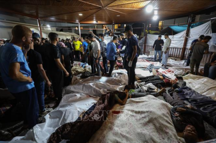 Thi thể các nạn nhân tại hiện trường vụ nổ ở bệnh viện Ahli Arab thuộc thành phố Gaza tối 17/10/2023. (Ảnh: TTXVN)
