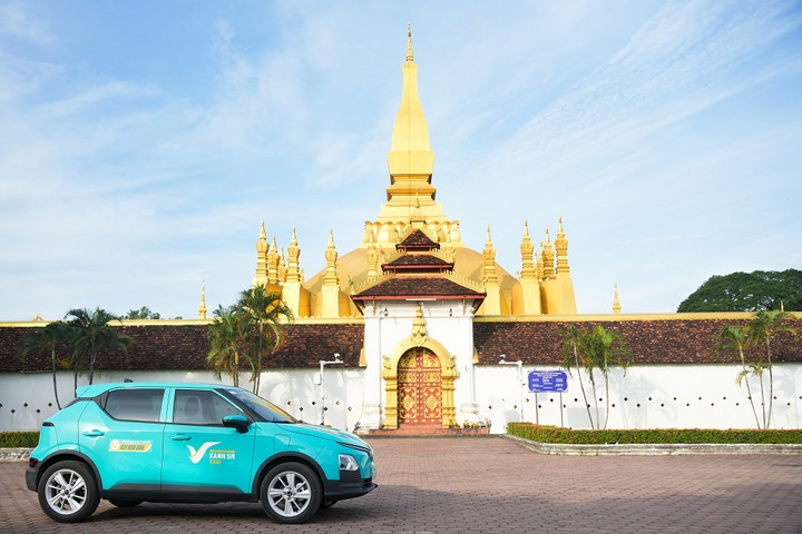 Taxi điện Xanh SM trên đường phố Lào.