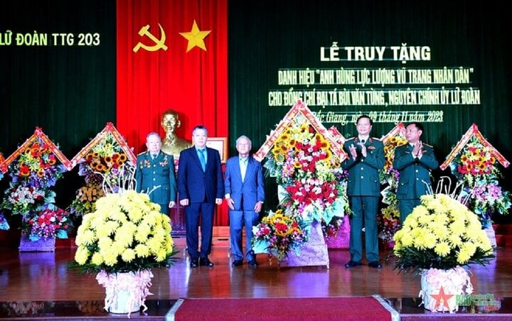 Thủ trưởng Quân đoàn 2 trao lẵng hoa chúc mừng thân nhân Đại tá Bùi Văn Tùng.