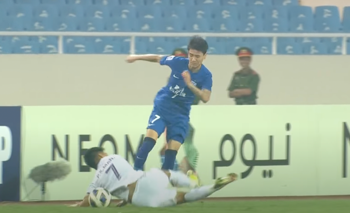 Wei Shihao có hành vi xấu xí với Xuân Mạnh.