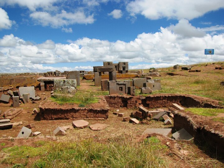 Puma Punku tập hợp các tàn tích nằm ở Bolivia, Nam Mỹ, được xây dựng bởi nền văn minh cổ đại Tiwanaku. Địa điểm nổi tiếng với các quần thể kiến ​​trúc bằng đá có hình chạm khắc phức tạp, khiến một số người suy đoán về khả năng có công nghệ cổ đại tiên tiến, hoặc người ngoài hành tinh can thiệp vào. (Ảnh: Historydefined.net)