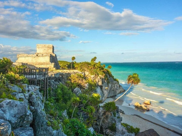 Tulum là thành phố cổ của người Maya nằm trên bờ biển Caribe của Mexico. Nó là trung tâm tôn giáo và cảng thương mại ven biển quan trọng được bảo tồn tốt, có vị trí tuyệt đẹp nhìn ra Biển Caribe. Nhưng cách thành phố này được quản lý, những tôn giáo khác nhau nào từng tồn tại ở đây vẫn là một bí mật. (Ảnh: Roammexico.com)
