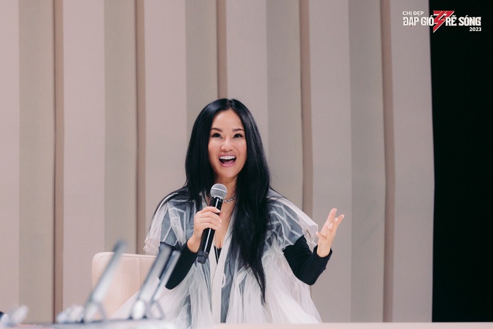 Hồng Nhung "toát mồ hôi" khi phải tập nhảy.
