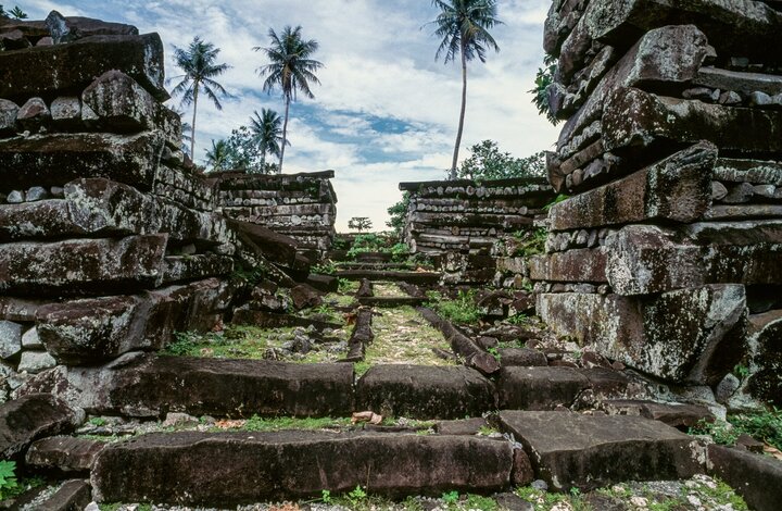 Nan Madol là địa điểm khảo cổ nằm trên đảo Pohnpei thuộc Liên bang Micronesia, ở Thái Bình Dương. Nó chứa các khối đá nhân tạo khổng lồ được xây dựng từ thế kỷ 12 đến thế kỷ 13. Việc xây dựng Nan Madol đòi hỏi trình độ xây dựng và kỹ thuật cao, cùng lượng nhân công lớn. Những khối đá khổng lồ phải lấy từ một hòn đảo xa xôi, sau đó vận chuyển đến địa điểm, cuối cùng được đặt chính xác mà không cần sử dụng vữa. Vậy người xưa làm thế nào để đạt được điều này? (Ảnh: Pohnpeistate.gov.fm)
