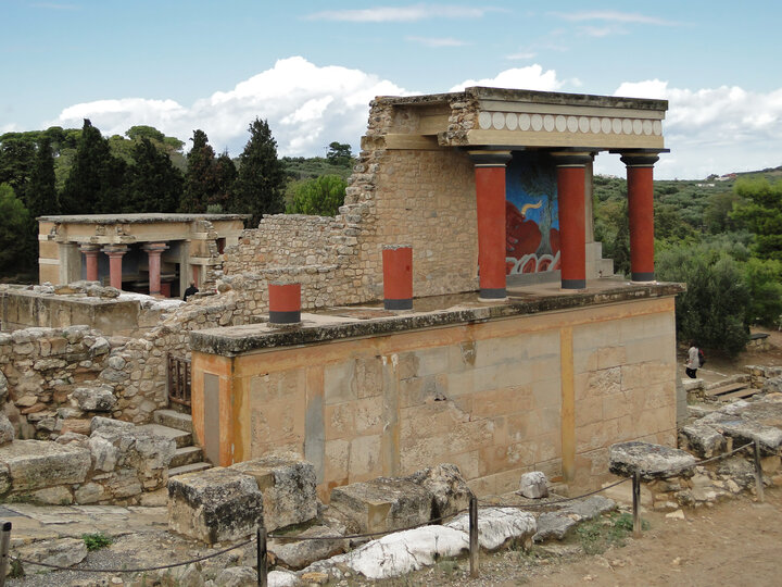 Knossos là cung điện cổ xưa của người Minoan nằm ở Crete,  Hy Lạp. Đây cũng là cung điện lớn nhất và công phu nhất của nền văn minh Minoan. Vì cung điện bị phá hủy rồi xây dựng lại nhiều lần nên rất khó để xác định cách bố trí thiết kế, mục đích xây dựng ban đầu. Theo thần thoại Hy Lạp, cung điện này là nơi ở của vị vua huyền thoại tên là Minos. Vị vua này nổi tiếng xây dựng một mê cung để chứa sinh vật Minotaur quái dị, nó có đầu và đuôi của một con bò đực, cùng cơ thể của một người đàn ông. (Ảnh: Wikiwand)