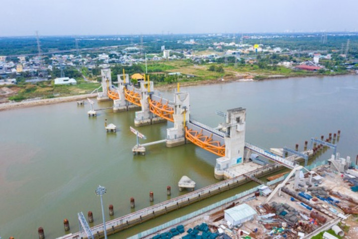 Cống ngăn triều Mương Chuối đã hoàn thiện từ lâu nhưng chưa vận hành. (Ảnh: Quốc Hùng)