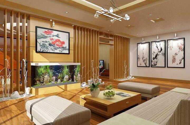 Mẫu phòng khách này sử dụng ốp nhựa giả gỗ ở hầu hết diện tích của căn phòng. Đồng thời, màu vàng của gỗ đã tạo nên một không an ấp áp.