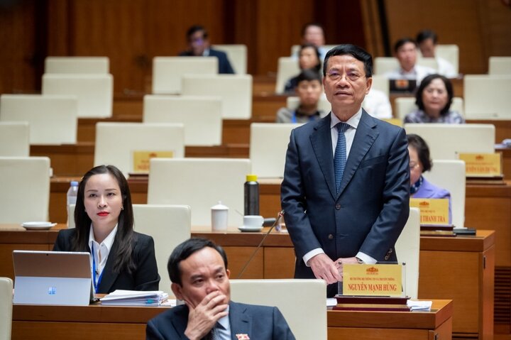 Bộ trưởng Bộ TT&TT Nguyễn Mạnh Hùng trả lời chất vấn trước Quốc hội.