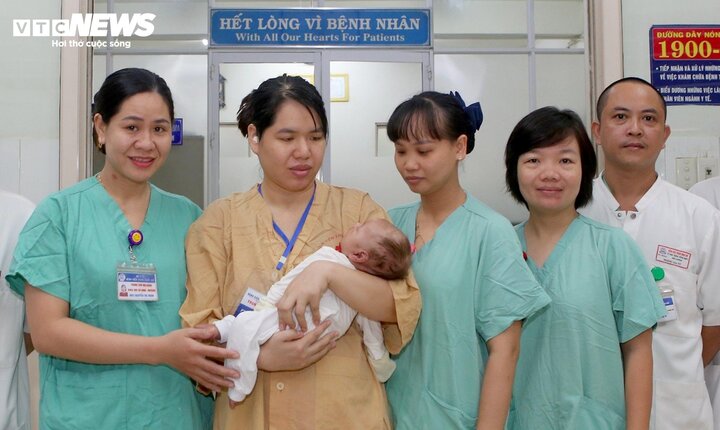 Người đằm thắm và đội hình nó chưng sĩ sung sướng mừng sau khoản thời gian trẻ con sơ sinh được cứu giúp sinh sống. (Ảnh: BVCC)