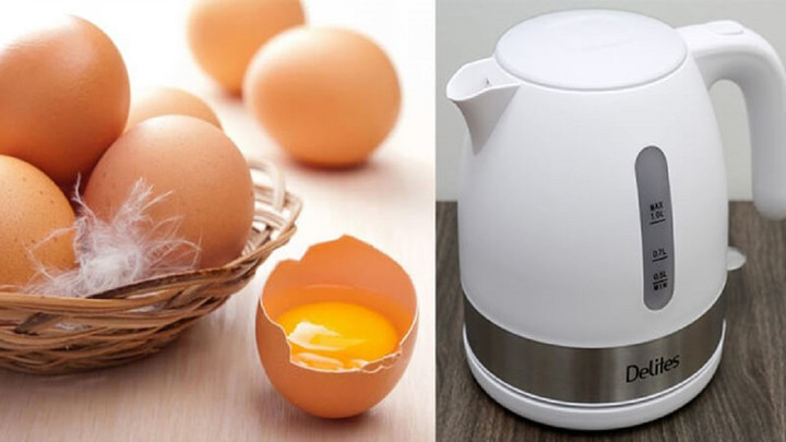Luộc trứng bằng bình siêu tốc.
