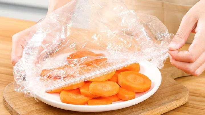 Dùng mũ tắm thay màng bọc thực phẩm.