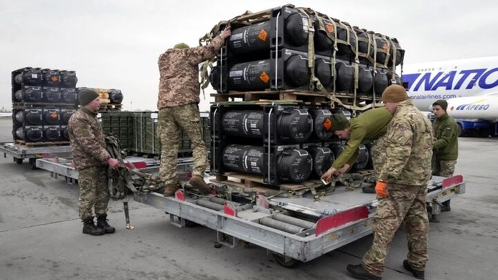 Binh sĩ Ukraine vận chuyển tên lửa do Mỹ viện trợ ở sân bay Kiev. (Ảnh: AP)