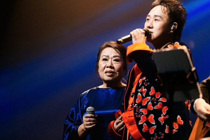 Trung Quân xuất hiện cùng mẹ trong liveshow tại TP.HCM.